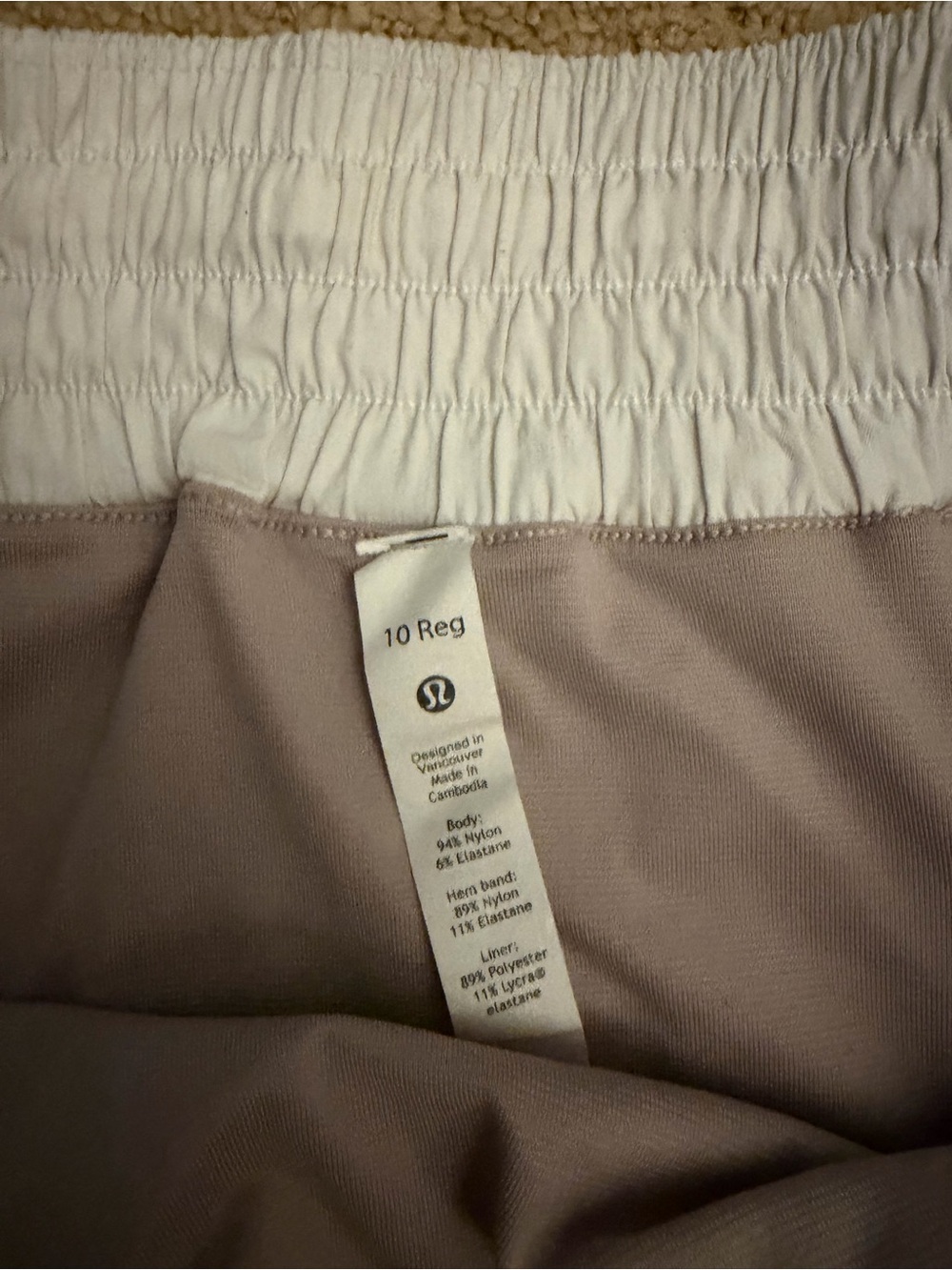 Lululemon White Yoga/Active Shorts Hotty Hots - Size 10 Reg